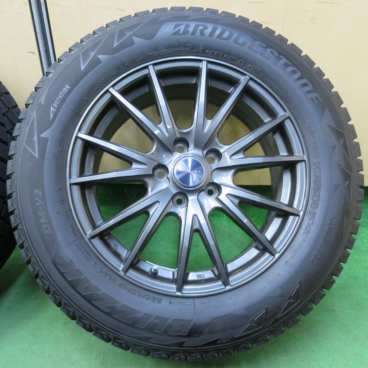 [送料無料] バリ溝！キレイ！8.5分★スタッドレス 225/65R17 ブリヂストン ブリザック DM-V2 VELVA SPORT ヴェルヴァ 17インチ PCD114.3/5H★4112607イス
