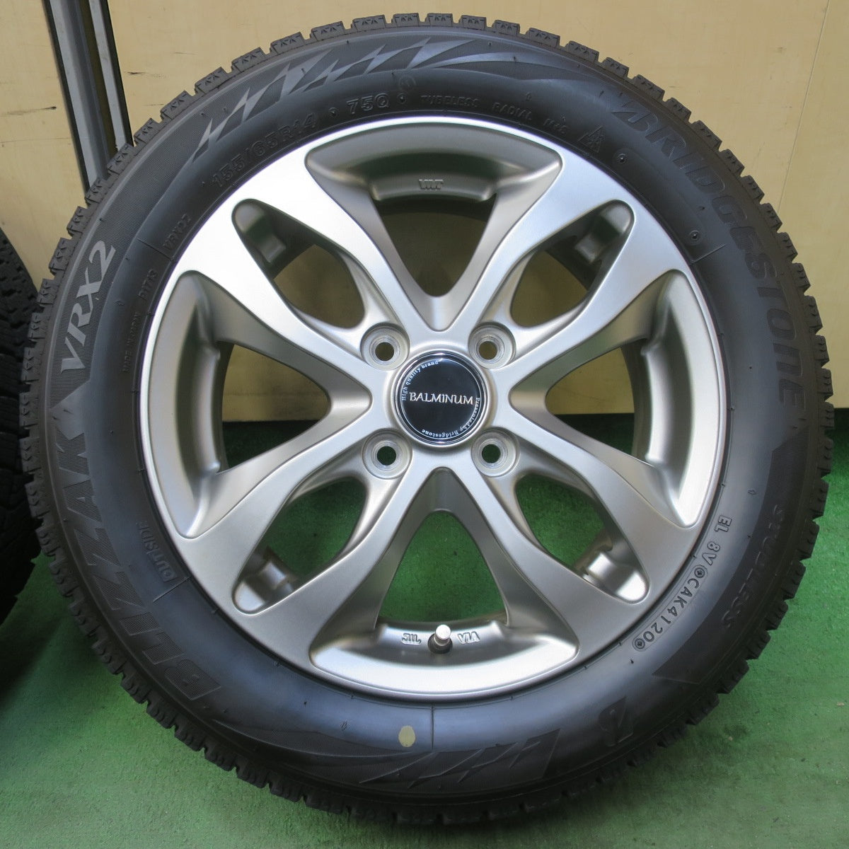 バリ溝！キレイ！8.5分◎スタッドレス 155/65R14 ブリヂストン ブリザック VRX2 BALMINUM DS-M バルミナ 14インチ PCD100/4H◎6071804イス