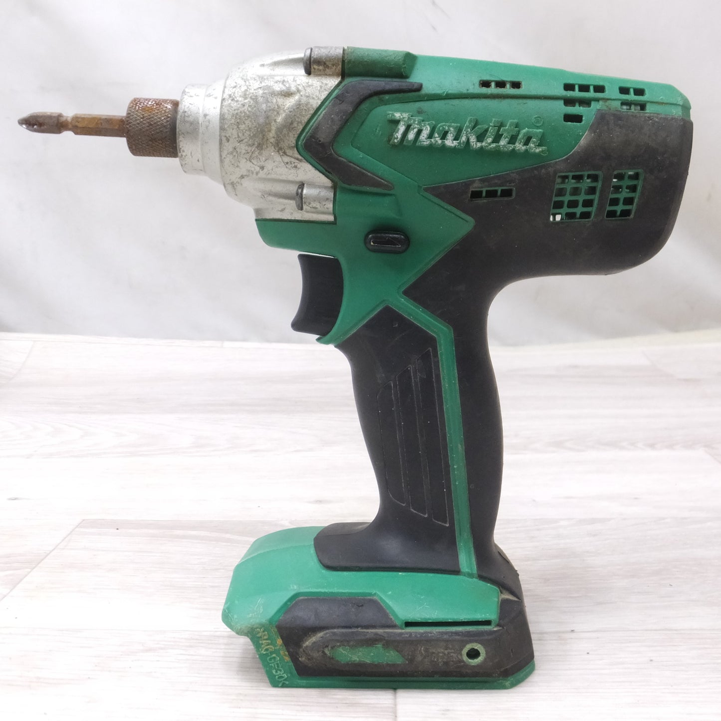 [送料無料] ◆マキタ 充電式 インパクト ドライバ 14.4V M695D バッテリー 充電器 付き 電動 工具◆