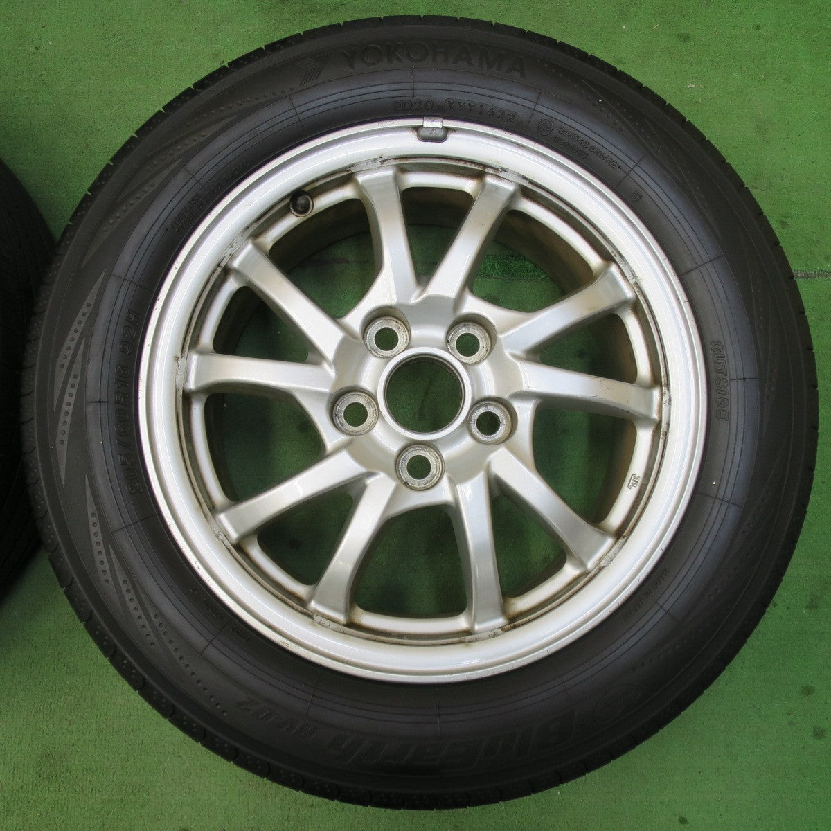 [送料無料] バリ溝！22年！9.5分★トヨタ プリウスα 純正 205/60R16 ヨコハマ ブルーアース RV-02 16インチ PCD114.3/5H★5022403イノ