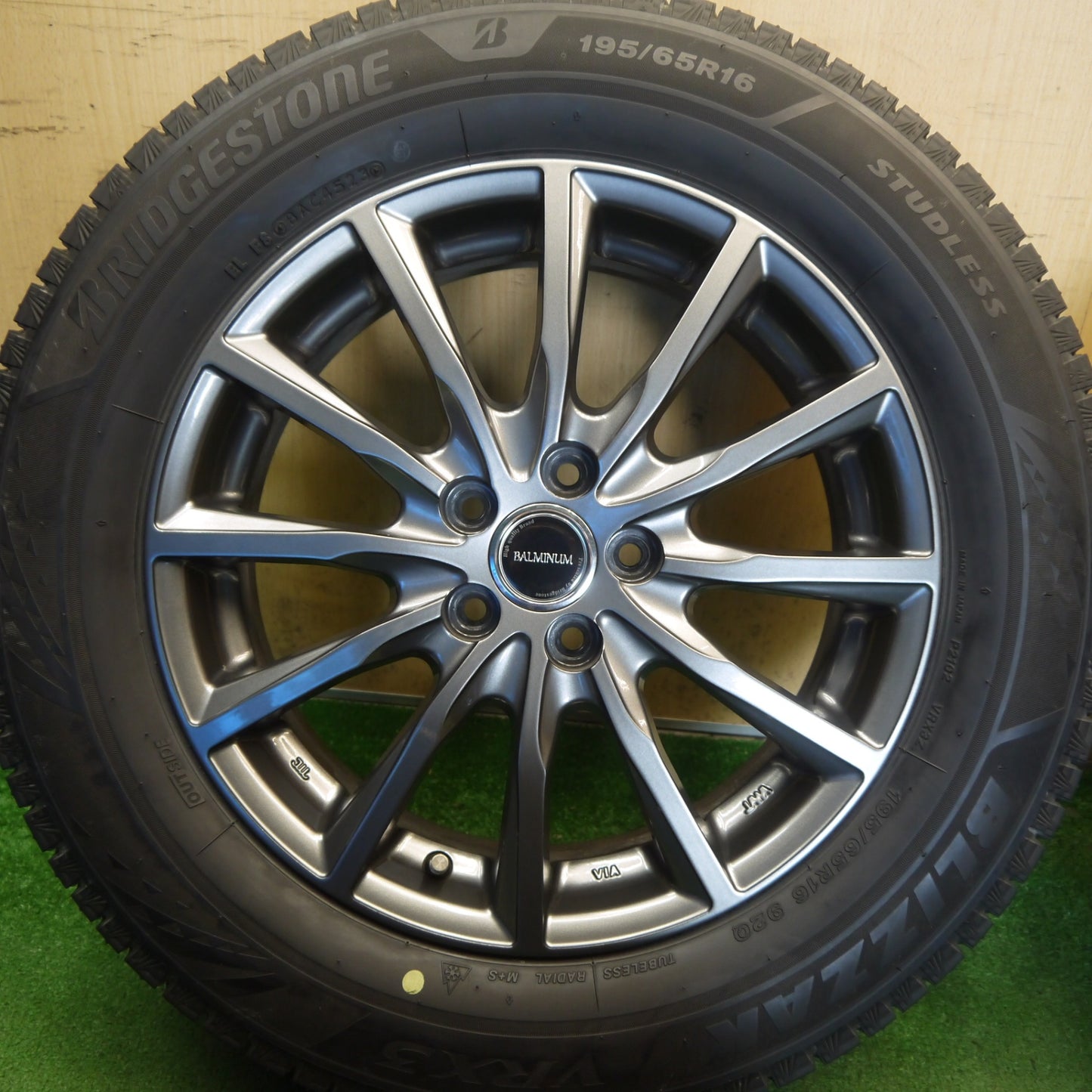バリ溝！23年！キレイ！9.5分◎ライズ ロッキー 等 195/65R16 スタッドレス ブリヂストン ブリザック VRX3 BALMINUM AR12 バルミナ 16インチ PCD100/5H◎6080303Hス