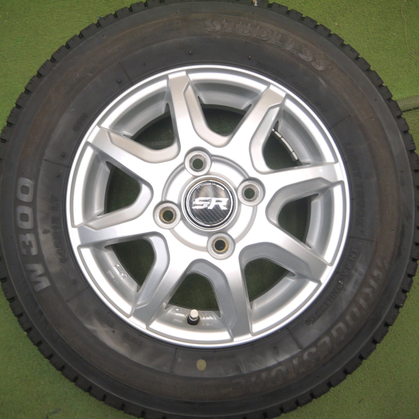 *送料無料* 超バリ溝！20年！キレイ！ほぼ10分★スタッドレス 145R12 6PR ブリヂストン W300 STRANGER ストレンジャー 12インチ PCD100/4H★4041503Hス