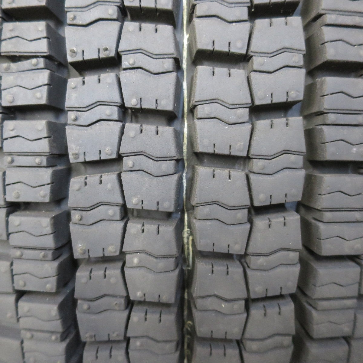 ほぼ未使用！25年！2本★トラック タイヤ 225/80R17.5 123/122L スタッドレス ダンロップ デクテス SP001 DECTES 17.5インチ★6051814イスタ