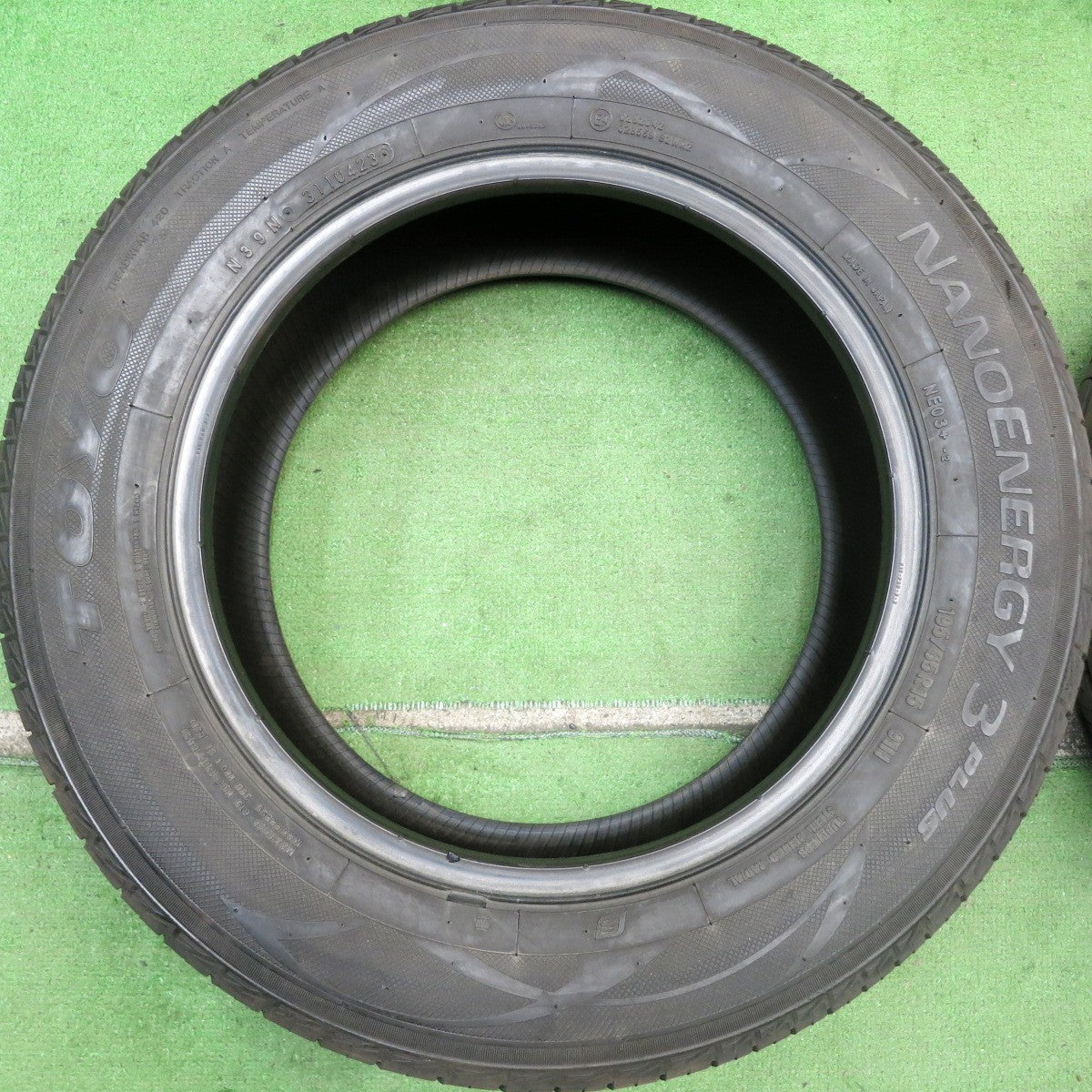 バリ溝！23年！9.5分★195/65R15 トーヨー ナノエナジー 3 プラス NANOENERGY 3+ タイヤ 15インチ プリウス 等★5071701HAノタ