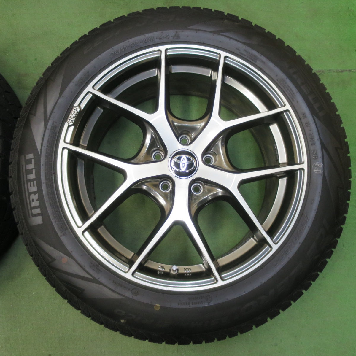 バリ溝！22年！8.5分★RMP 025F MID 225/60R18 スタッドレス トーヨー ウインター トランパス TX ピレリ アイスゼロ アシンメトリコ 18インチ PCD114.3/5H★5100903イス
