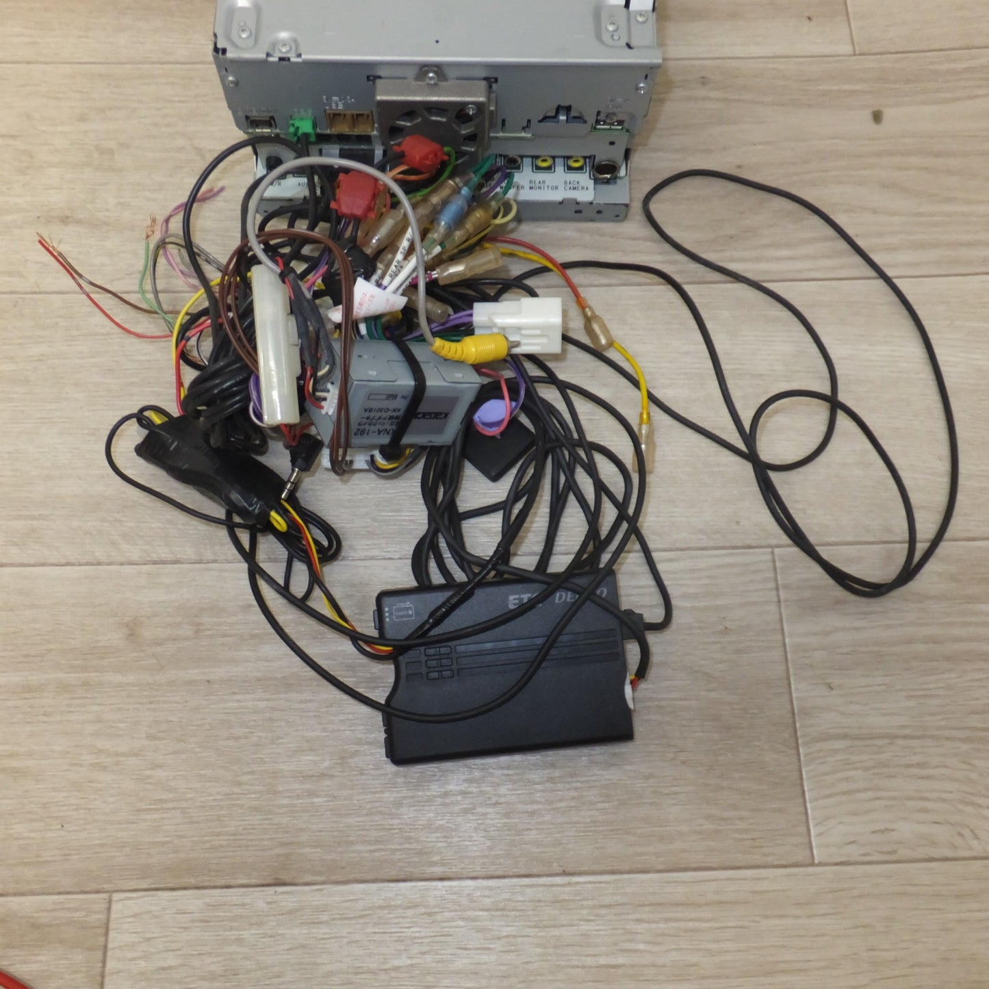 [送料無料] ★カロッツェリア carrozzeria AV一体型メモリーナビゲーション 楽ナビ AVIC-RZ06　DENSO ETC車載器 DIU-9500　セット[27]★