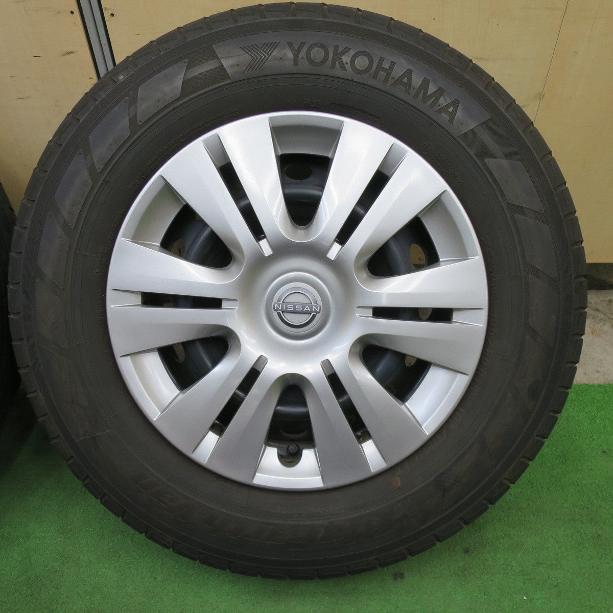 キレイ！22年★日産 NV350 キャラバン 純正 スチール 195/80R15 107/105N ヨコハマ BluEarth-Van RY55 15インチ PCD139.7/6H★6013102ナノ