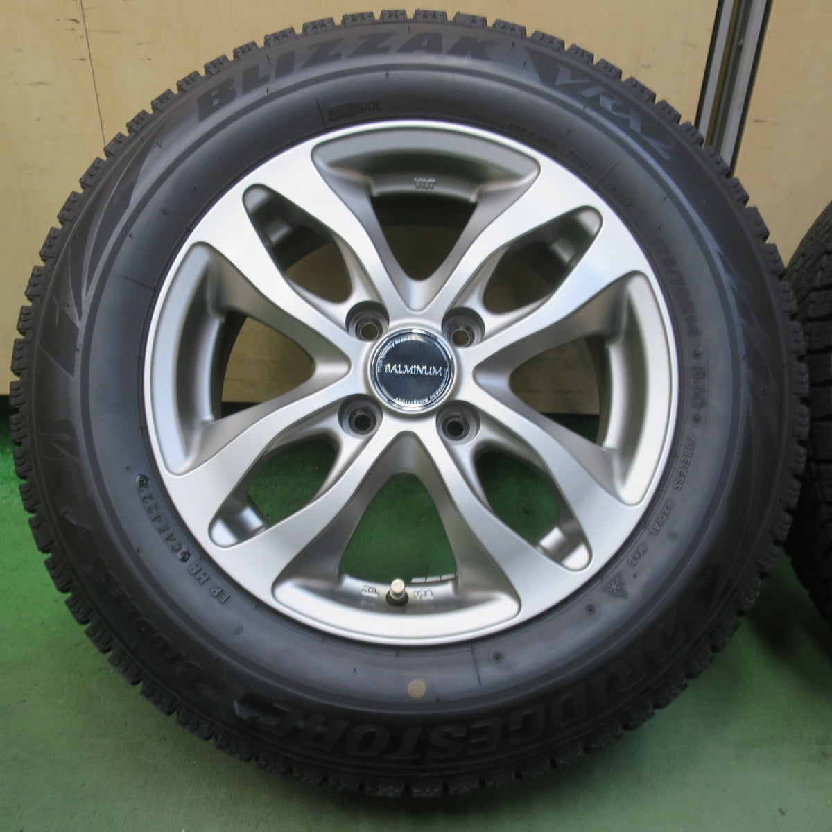バリ溝！22年！キレイ！9.5分以上◎スタッドレス 175/70R14 ブリヂストン ブリザック VRX2 BALMINUM DS-M バルミナ 14インチ PCD100/4H◎6100707イス