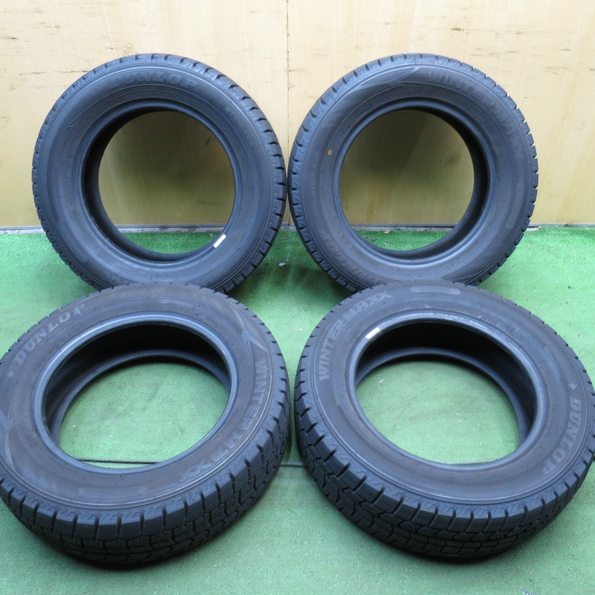 *送料無料* バリ溝！22年！9.5分以上★スタッドレス 195/65R15 ダンロップ ウインターマックス WM02 タイヤ 15インチ プリウス ノア ヴォクシー等★4033003KKスタ