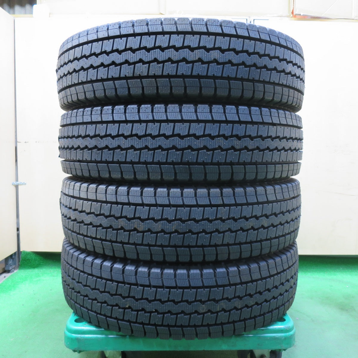[送料無料] 未使用★トラック タイヤ 195/85R16 114/112L スタッドレス ダンロップ ウインターマックス LT03 16インチ★4102901イスタ