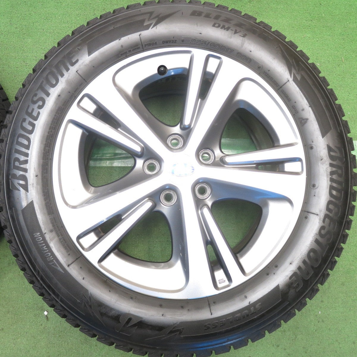 バリ溝！23年！9.5分◎スバル レヴォーグ 純正 225/60R17 スタッドレス ブリヂストン ブリザック DM-V3 17インチ PCD114.3/5H◎6091201HAス