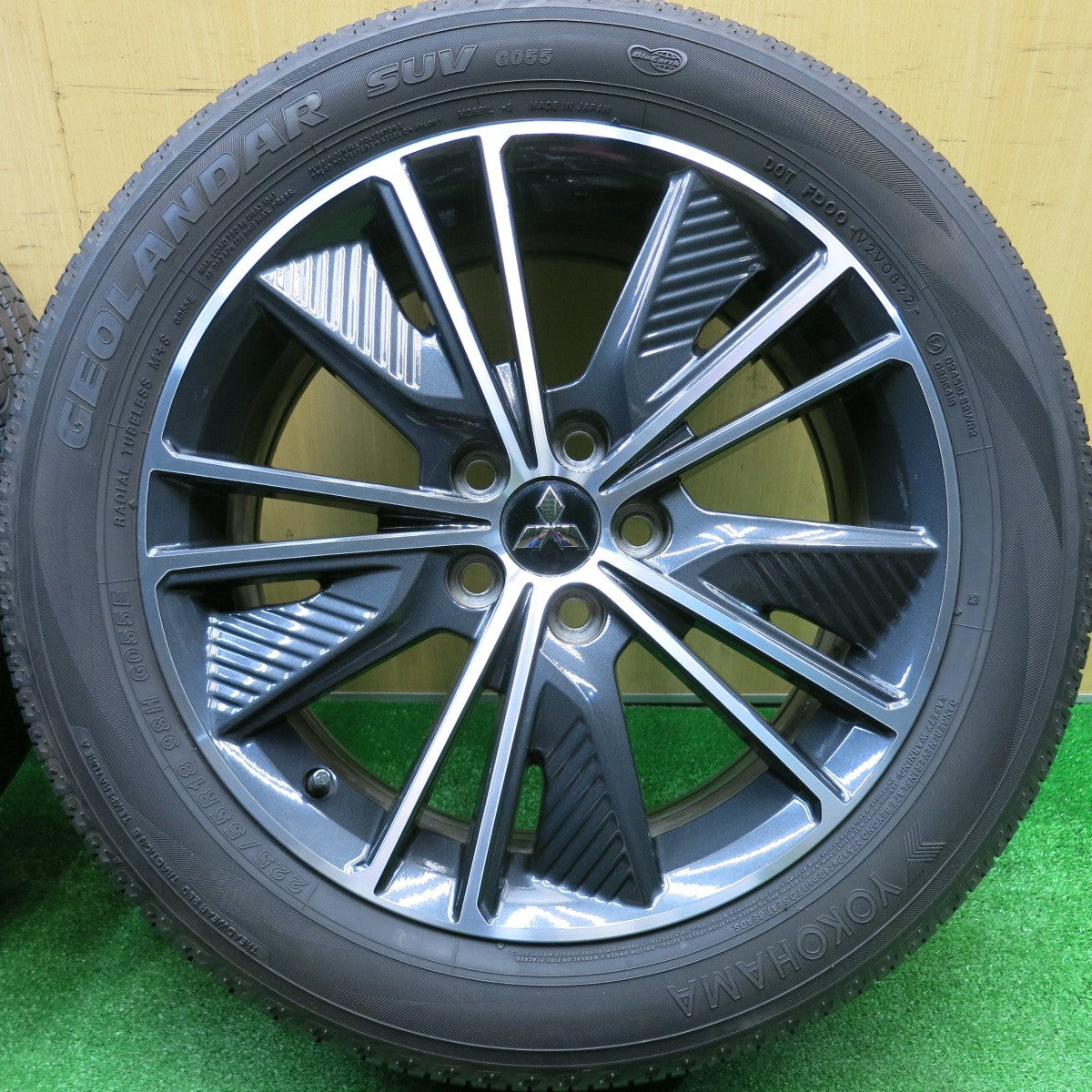 バリ溝！22年！キレイ！9.5分★三菱 デリカ D:5 アーバンギア 純正 225/55R18 ヨコハマ ジオランダー SUV G055 G055E 18インチ D5 PCD114.3/5H★5110805HAノ