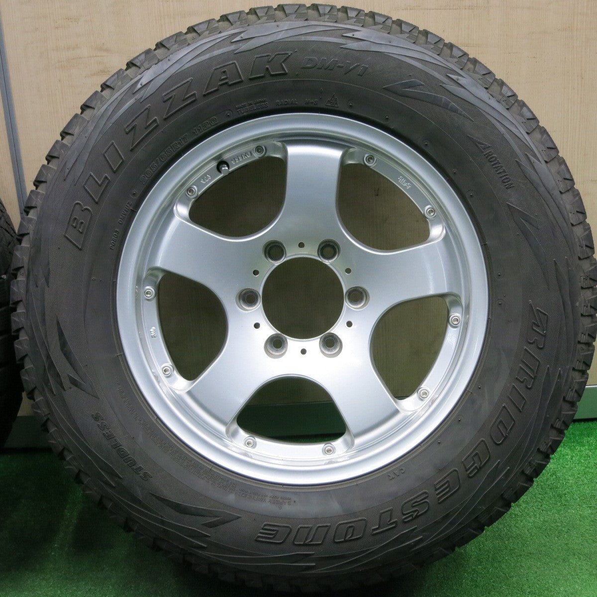 [送料無料] バリ溝！キレイ！8.5分★プラド 等 265/65R17 スタッドレス ブリヂストン ブリザック DM-V1 社外 アルミ 17インチ PCD139.7/6H★4112201NJス