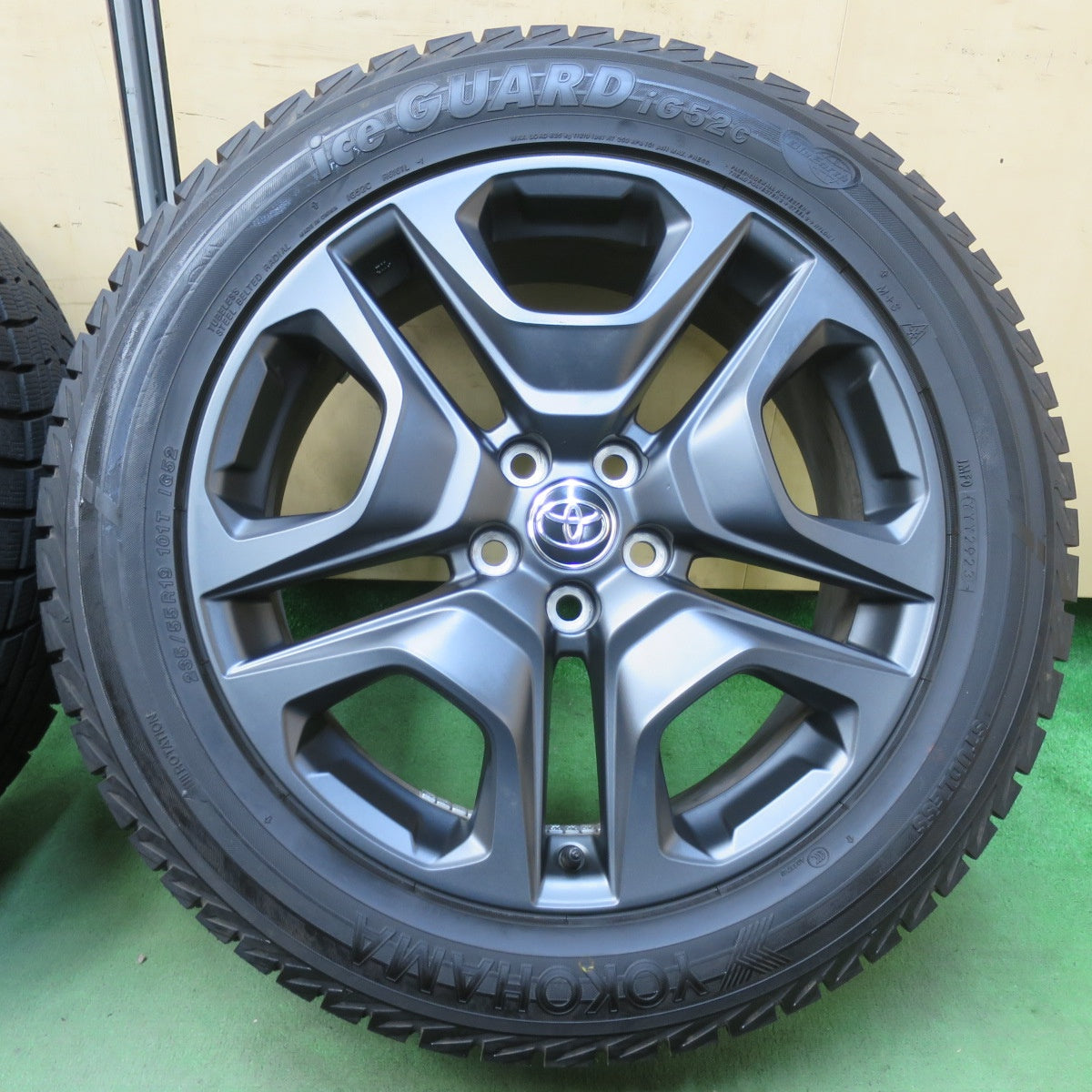 バリ溝！23年！キレイ！ほぼ10分★トヨタ RAV4 純正 235/55R19 スタッドレス ヨコハマ アイスガード iG52C 19インチ PCD114.3/5H★5112101イス