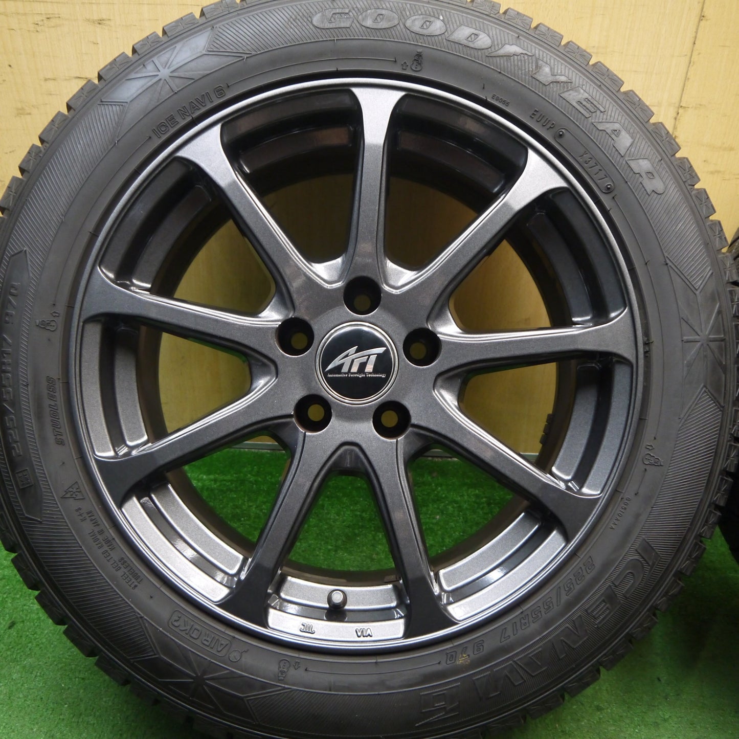バリ溝！キレイ！9.5分★ワーゲン アウディ 等 AFT 225/55R17 スタッドレス グッドイヤー アイスナビ6 17インチ PCD112/5H★5072202Hス
