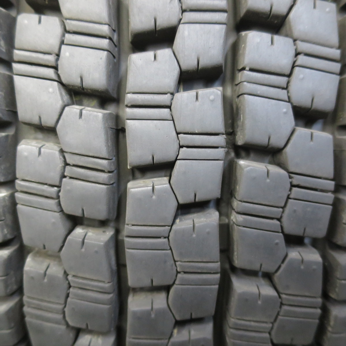 ほぼ未使用！25年！2本★トラック タイヤ 225/80R17.5 123/122L スタッドレス ブリヂストン W999 17.5インチ★6073001イスタ