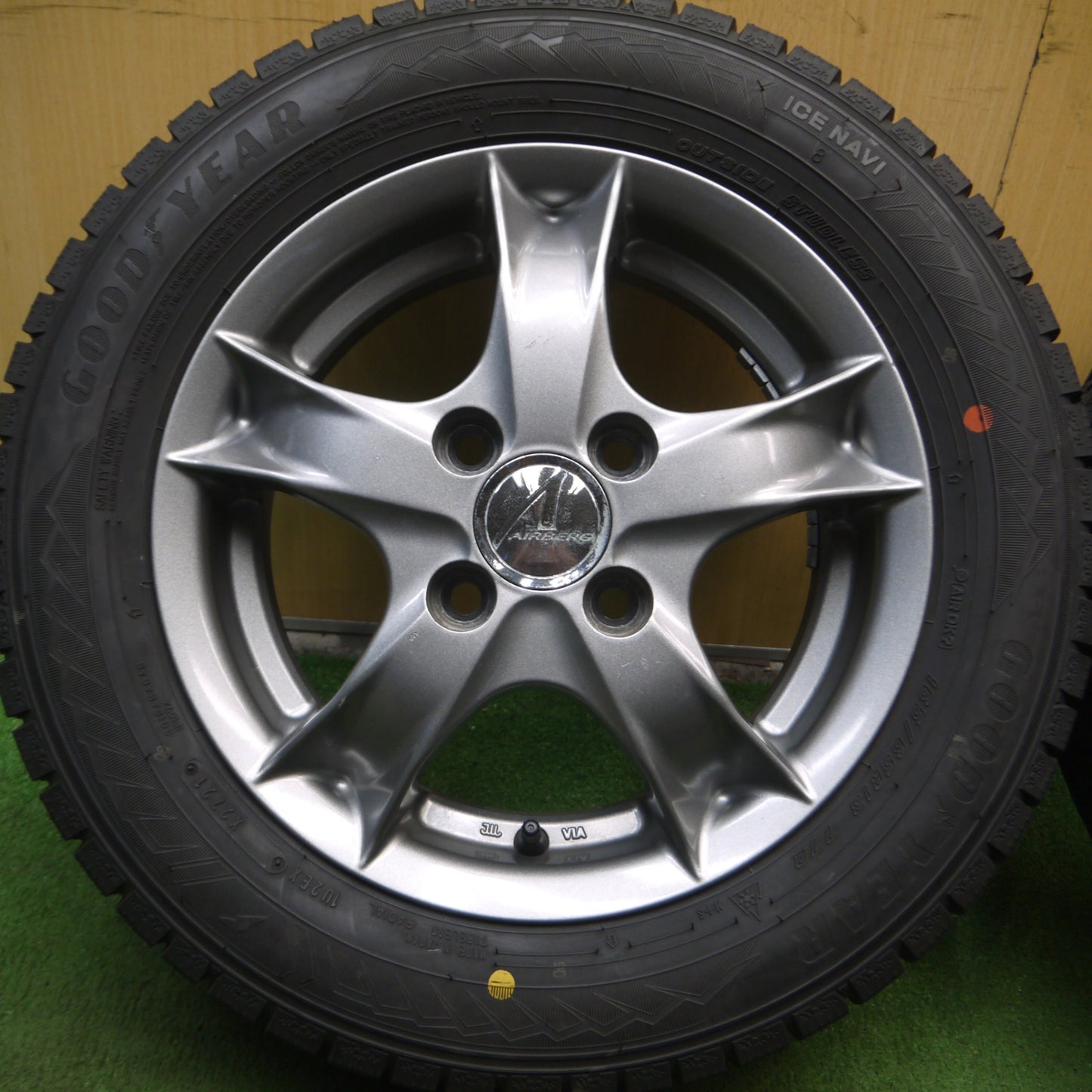 *送料無料* バリ溝！21年！9.5分以上★スタッドレス 165/65R13 グッドイヤー アイスナビ8 AIRBERG エアベルグ 13インチ PCD100/4H★4060707Hス