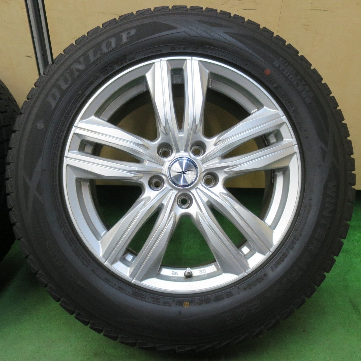 バリ溝！キレイ！9分★スタッドレス 225/65R17 ダンロップ ウインターマックス SJ8 JOKER ジョーカー 17インチ PCD114.3/5H★5022611イス