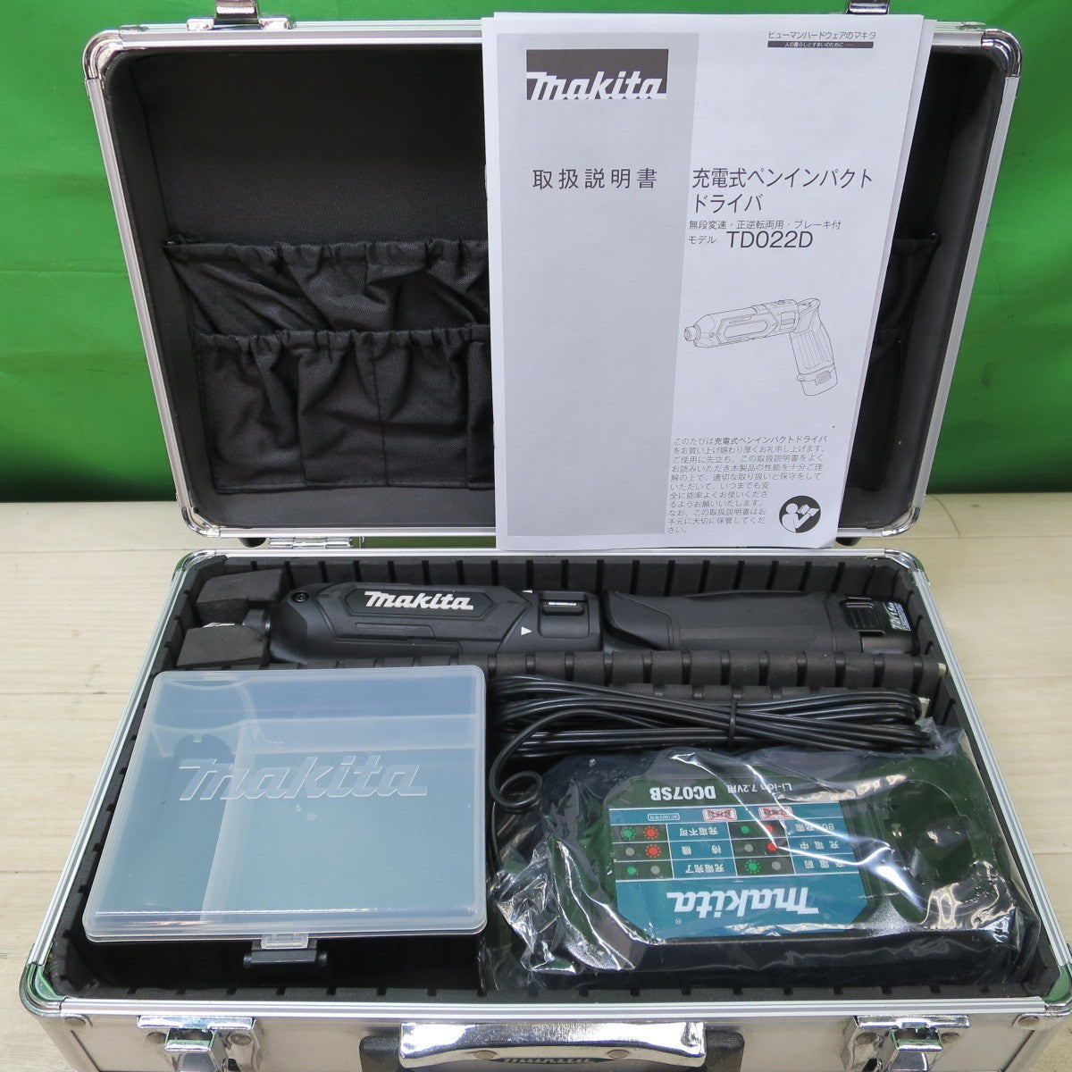 [送料無料] 美品！バッテリー2個付☆マキタ 充電式 ペン インパクトドライバ TD022DSHXB 電動 工具 7.2V バッテリー BL0715 充電器 DC07SB makita☆