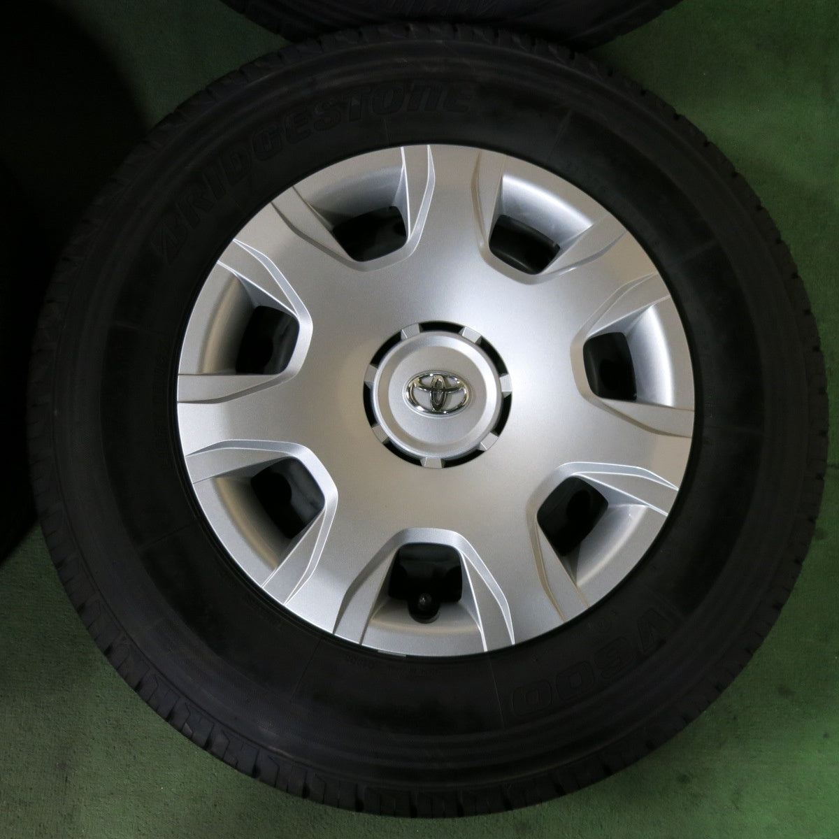 [送料無料] バリ溝！21年！9.5分★トヨタ 200系 ハイエース 純正 スチール 195/80R15 107/105L ブリヂストン V600 15インチ PCD139.7/6H★5022611SYノ