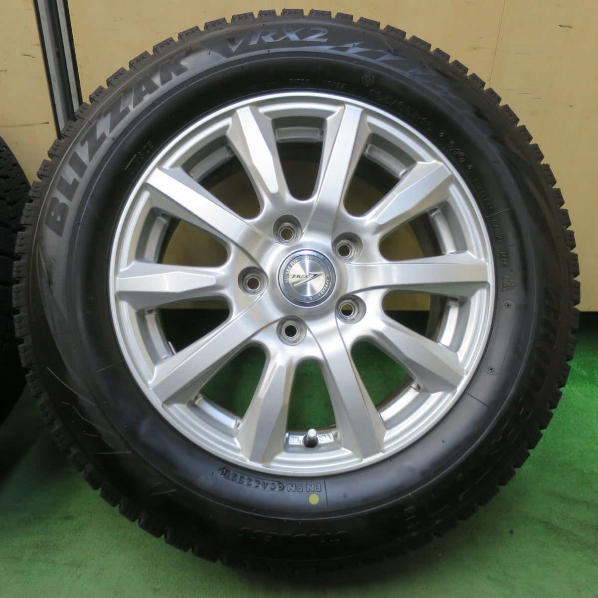 バリ溝！23年！キレイ！9.5分★スタッドレス 195/65R15 ブリヂストン ブリザック VRX2 JOKER ジョーカー 15インチ PCD114.3/5H★5102402イス