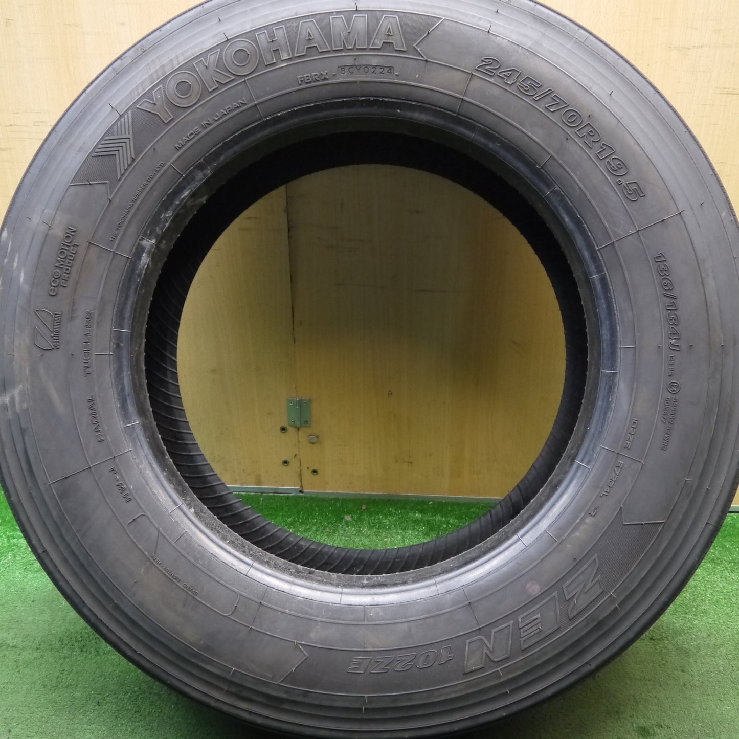 バリ溝！24年！8.5分！1本★トラック タイヤ 245/70R19.5 136/134J ヨコハマ ZEN 102ZE 19.5インチ★6032509Hノタ