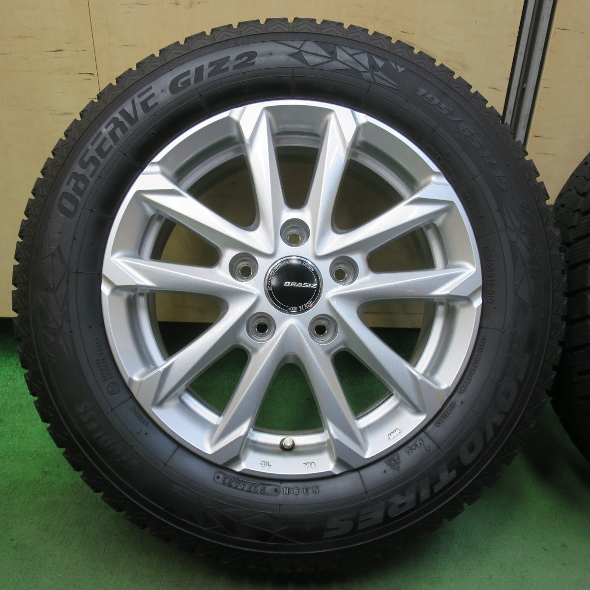 バリ溝！23年！キレイ！9.5分★スタッドレス 195/65R15 トーヨー オブザーブ GIZ2 QRASIZ GC36F KOSEI クレイシズ 15インチ PCD114.3/5H★5120905イス