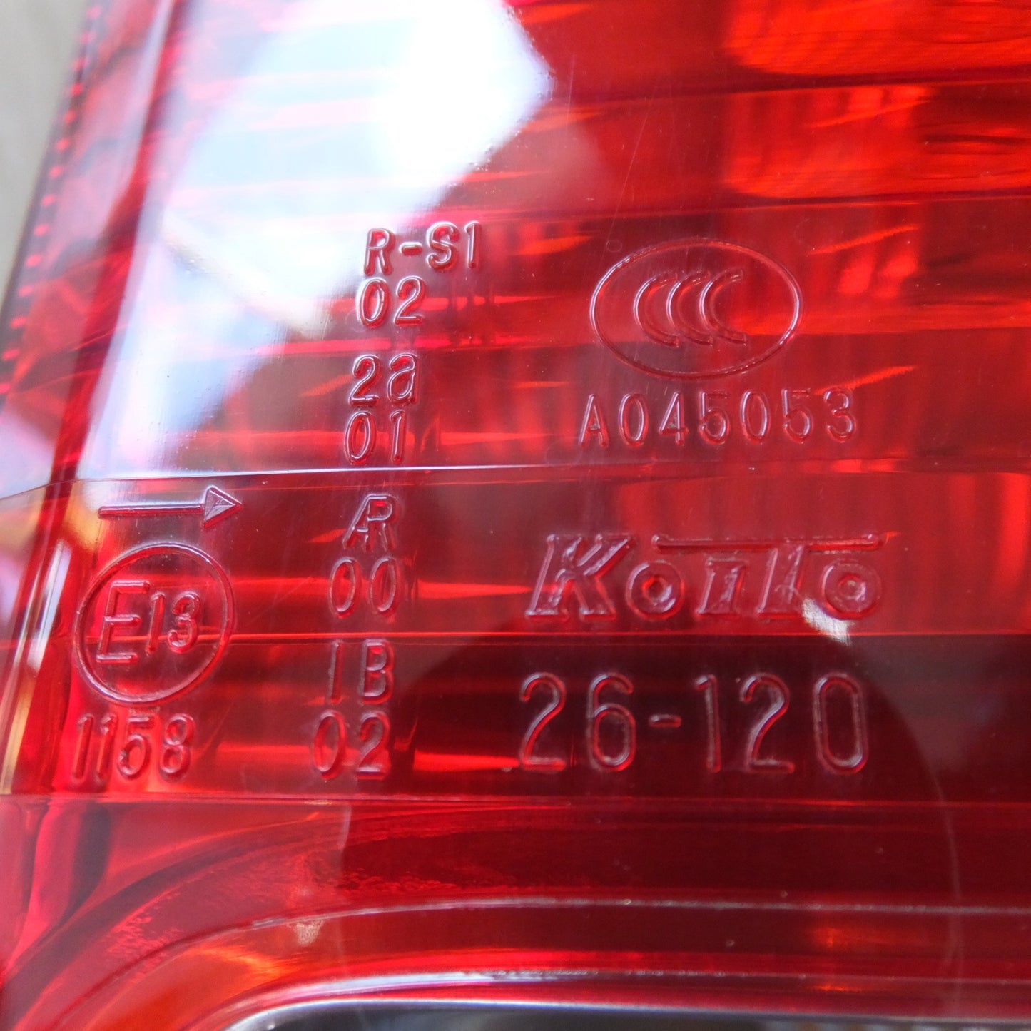 [送料無料] ★トヨタ TOYOTA 純正 ハイエース 200系 1型 2型 3型 テールライト KOITO 26-120 右(16)★