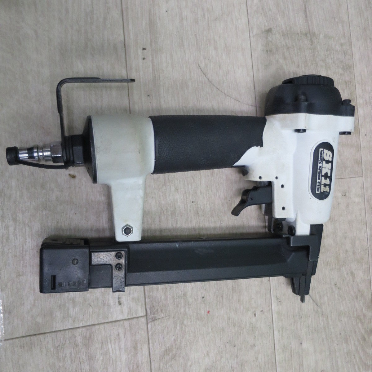[送料無料] ☆藤原産業 SK11 エアタッカー SA-T425L-X1 常圧 釘打ち機 釘打機 エアーツール エアー工具 DIY 大工 道具☆