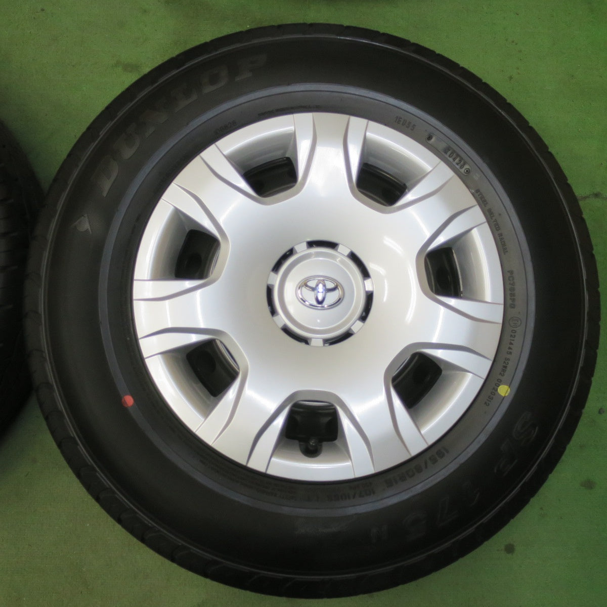 新車外し！26年★トヨタ 200系 ハイエース 純正 スチール 195/80R15 107/105S ダンロップ SP175N 15インチ PCD139.7/6H★6040411イノ