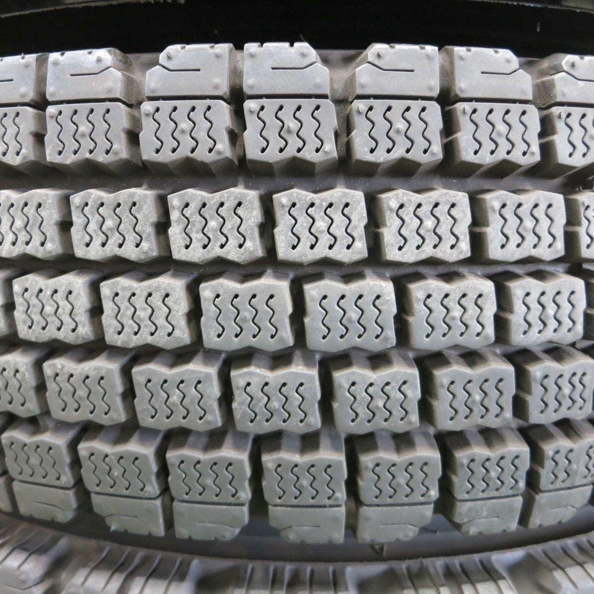 *送料無料* ほぼ未使用！21年★トラック タイヤ 225/80R17.5 123/122L スタッドレス ブリヂストン W910 TOPY スチール 135-9CS PCD222.25/6H★4061701ナス