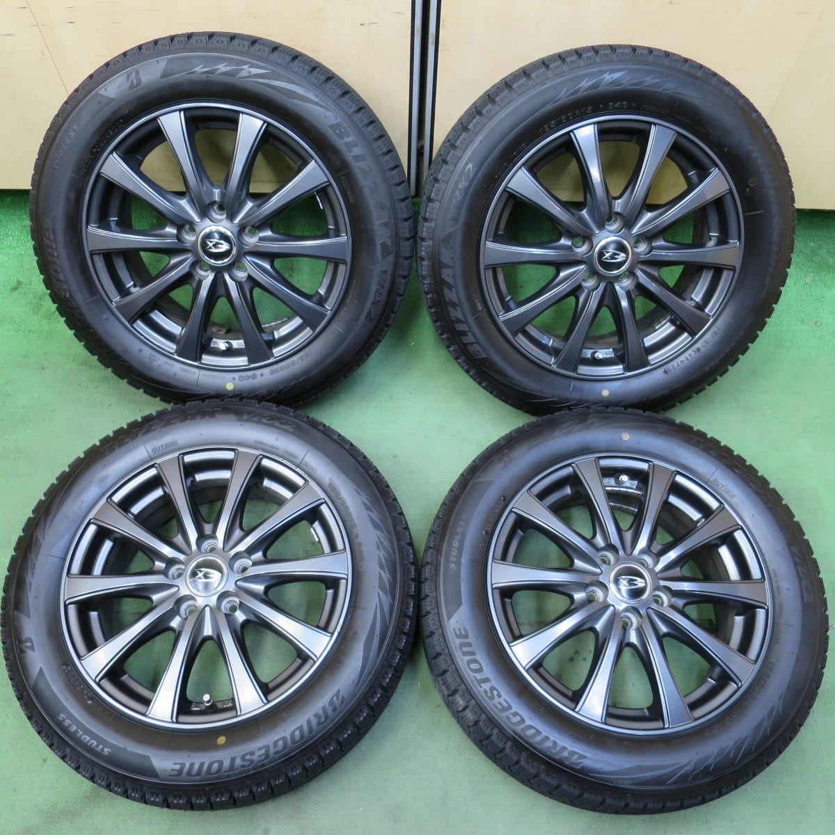 バリ溝！22年！キレイ！ほぼ10分★シエンタ 等 185/60R15 スタッドレス ブリヂストン ブリザック VRX2 Exsteer エクスター 15インチ PCD100/5H★5082905イス