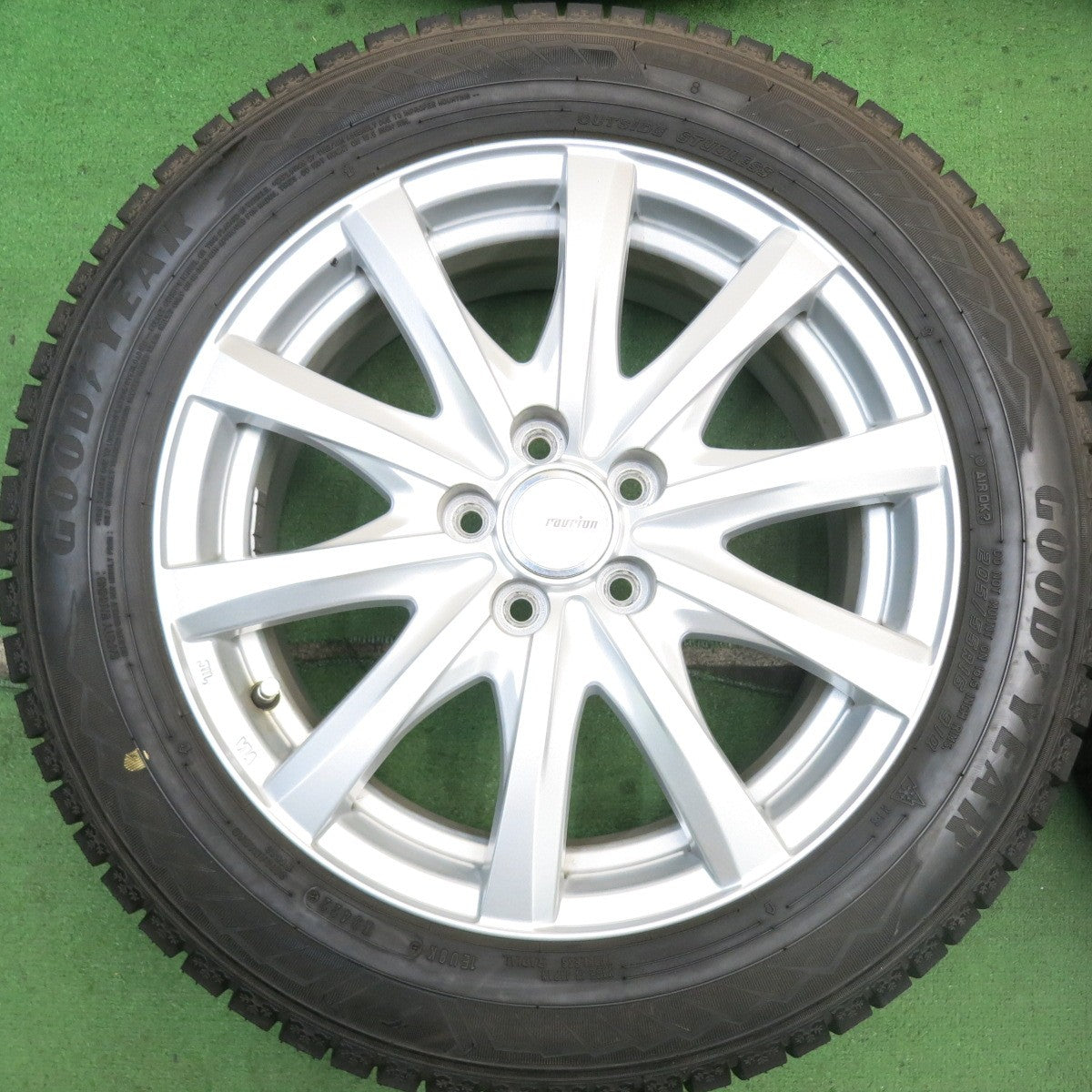 バリ溝！22年！キレイ！8.5分★インプレッサ 等 205/55R16 スタッドレス グッドイヤー アイスナビ8 ravrion RS01 ラブリオン 16インチ PCD100/5H★5071902HAス