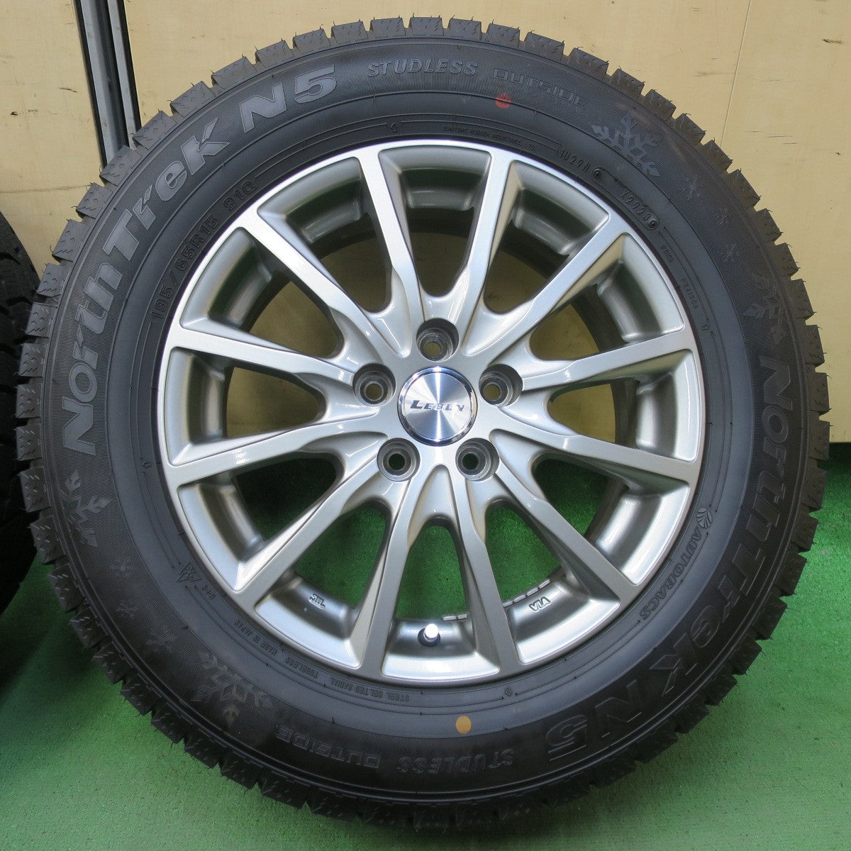 ほぼ未使用！23年！キレイ★プリウス 等 195/65R15 スタッドレス オートバックス ノーストレック N5 LEBEN レーベン 15インチ PCD100/5H★5100702イス