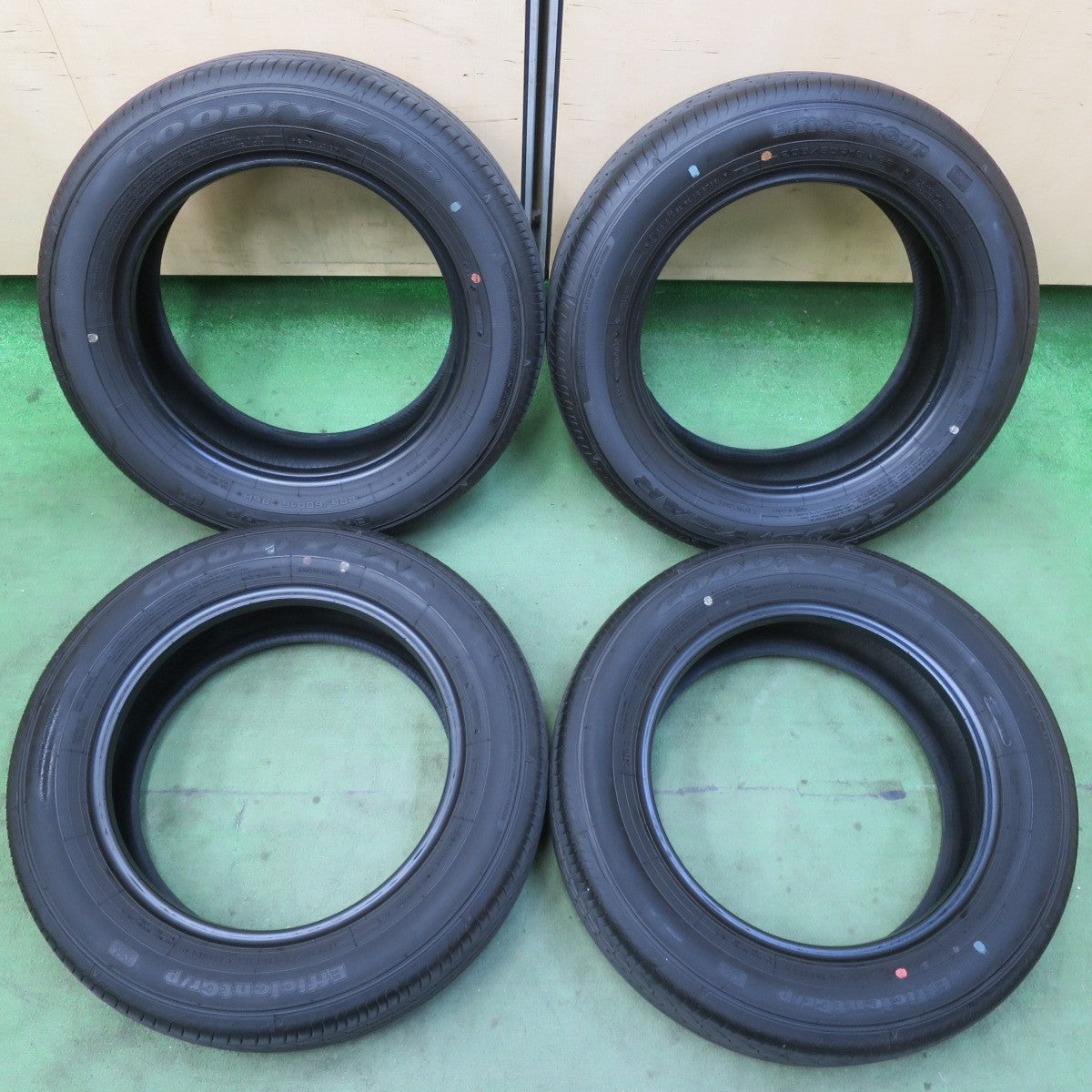 バリ溝！25年！9.5分★205/60R16 グッドイヤー EfficientGrip エフィシエントグリップ タイヤ 16インチ ノア ヴォクシー プリウスα 等★5121005イノタ