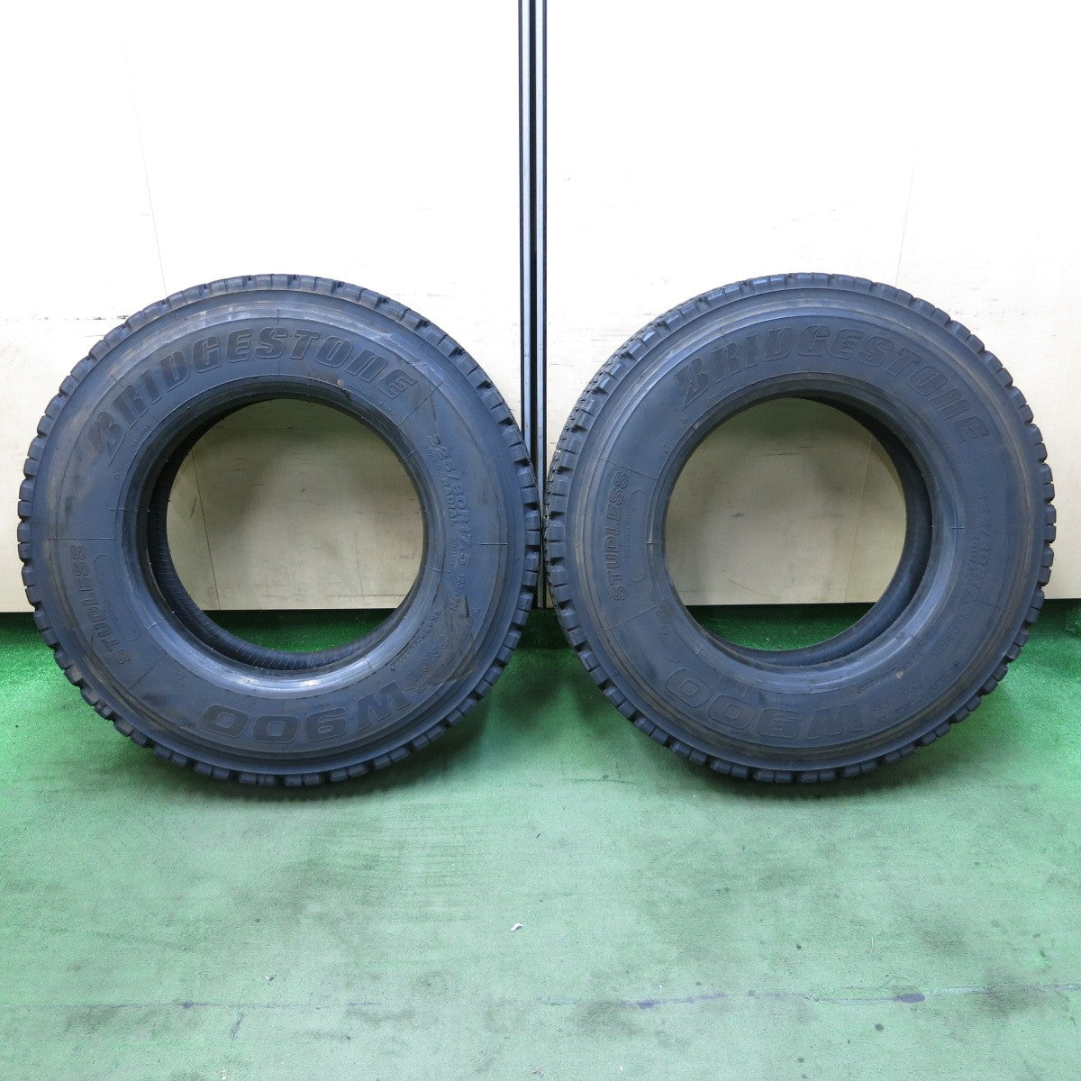 バリ溝！23年！9分！2本★トラック タイヤ 225/80R17.5 123/122L スタッドレス ブリヂストン W900 17.5インチ★5111702ナスタ