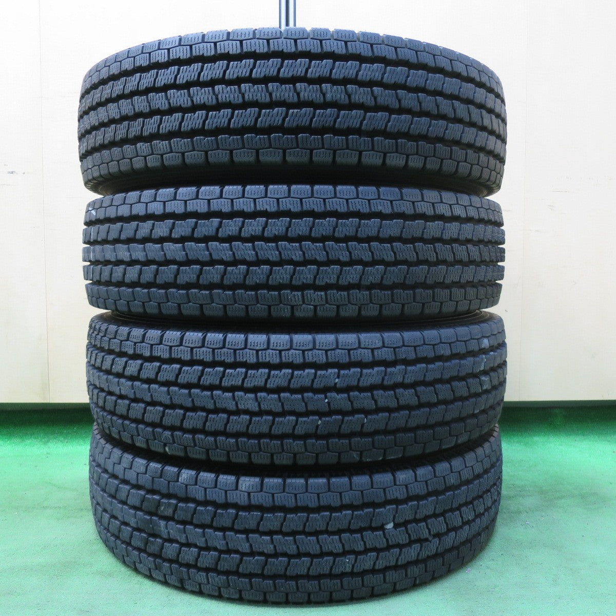 [送料無料] バリ溝！22年！9.5分以上★トラック タイヤ 205/85R16 117/115L 12PR スタッドレス ヨコハマ アイスガード iG91 16インチ★4092805イスタ