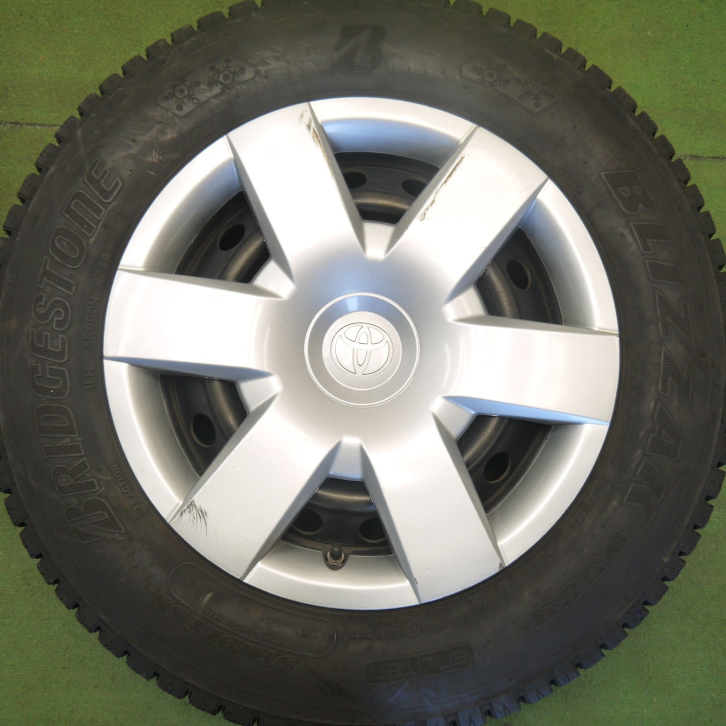 バリ溝！24年！9.5分◎トヨタ ハイエース 純正 スチール 185/75R15 106/104N スタッドレス ブリヂストン ブリザック W989 15インチ PCD139.7/6H◎6061008Hス