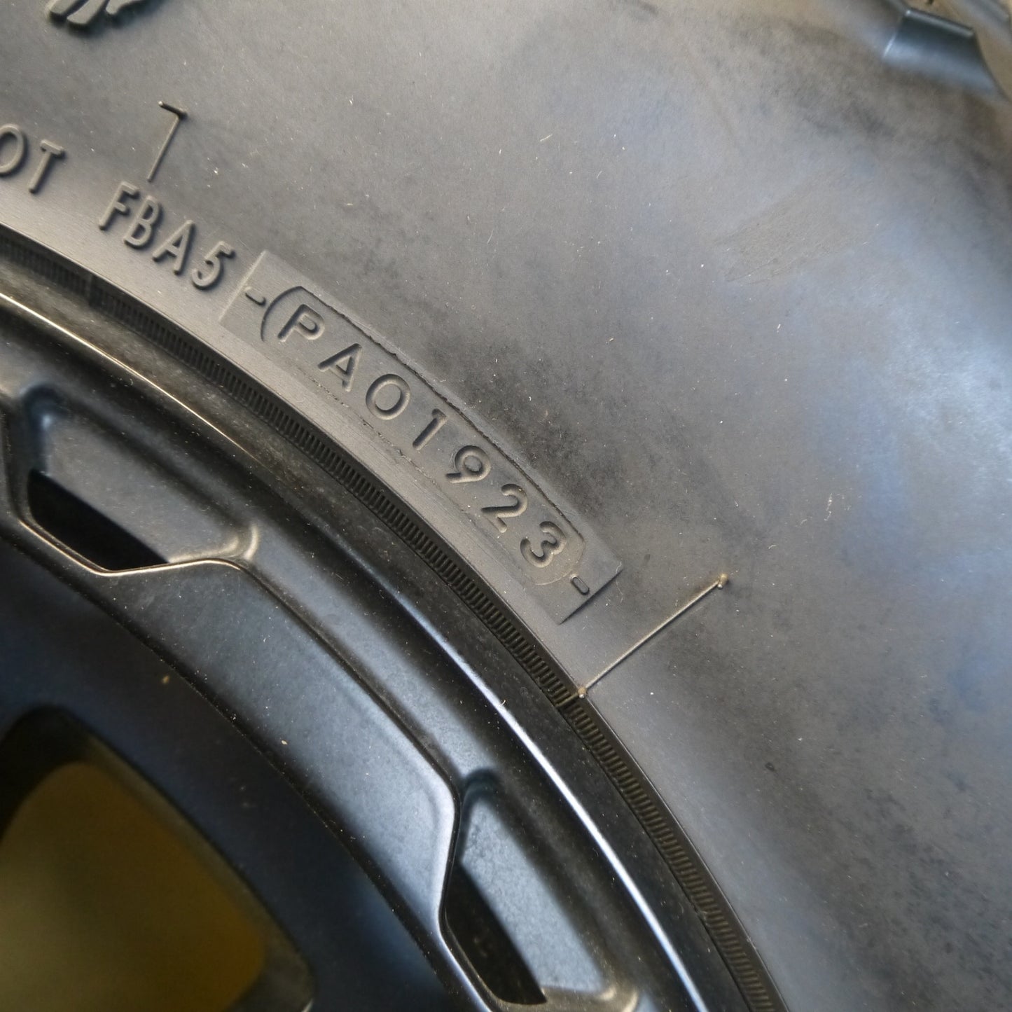 ほぼ未使用！23年！キレイ！1本◎ジープ 等 KMC KM542 Impact 35×12.50R17 121Q 10PR ヨコハマ ジオランダー X-AT インパクト 17インチ PCD127/5H◎6073102Hノ