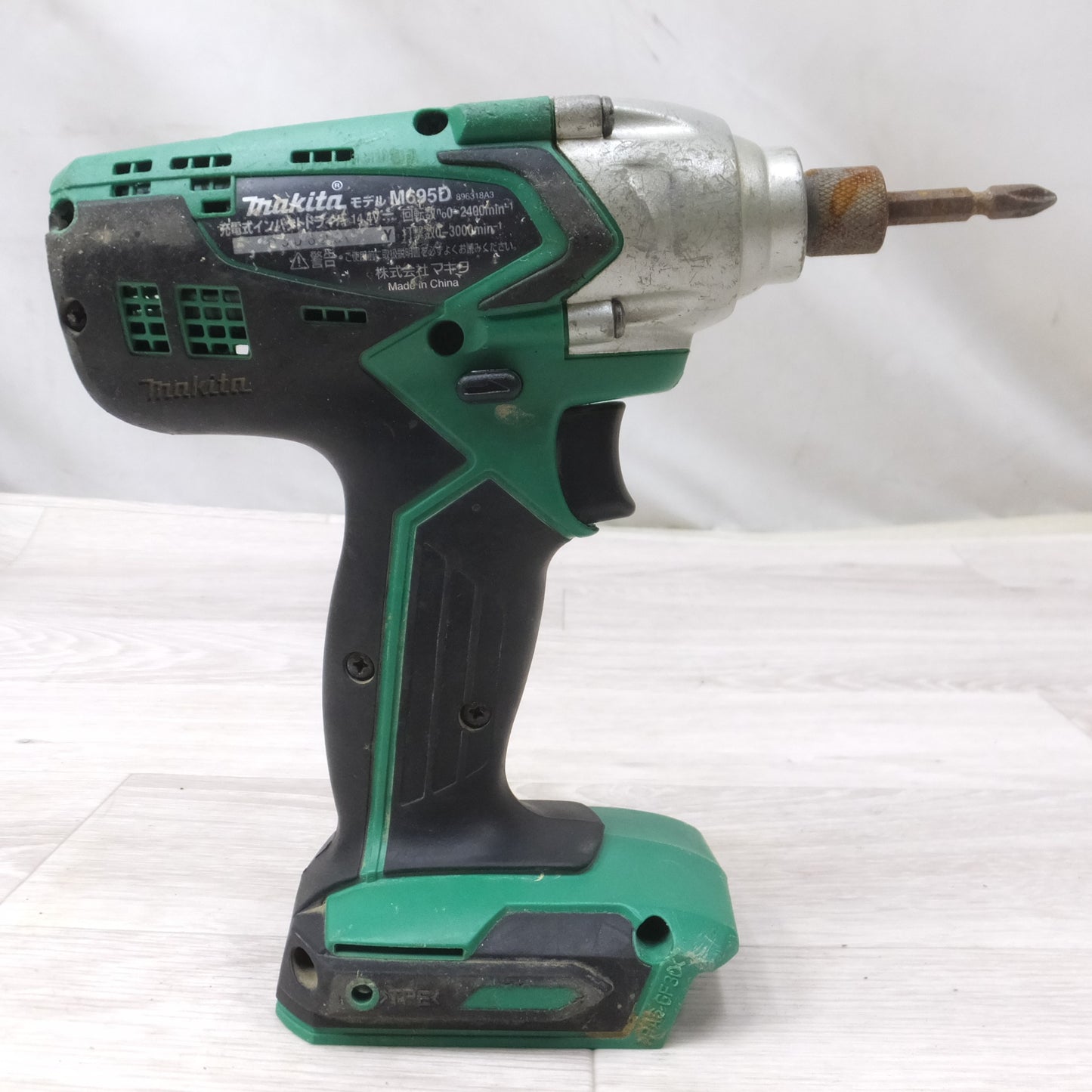 [送料無料] ◆マキタ 充電式 インパクト ドライバ 14.4V M695D バッテリー 充電器 付き 電動 工具◆