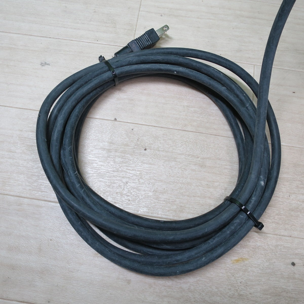 [送料無料] ☆マキタ 165mm 電子 マルノコ  HS6303 電動 工具 切断機 木工用 超硬 丸のこ 丸ノコ 丸鋸 コード式 makita 100V☆