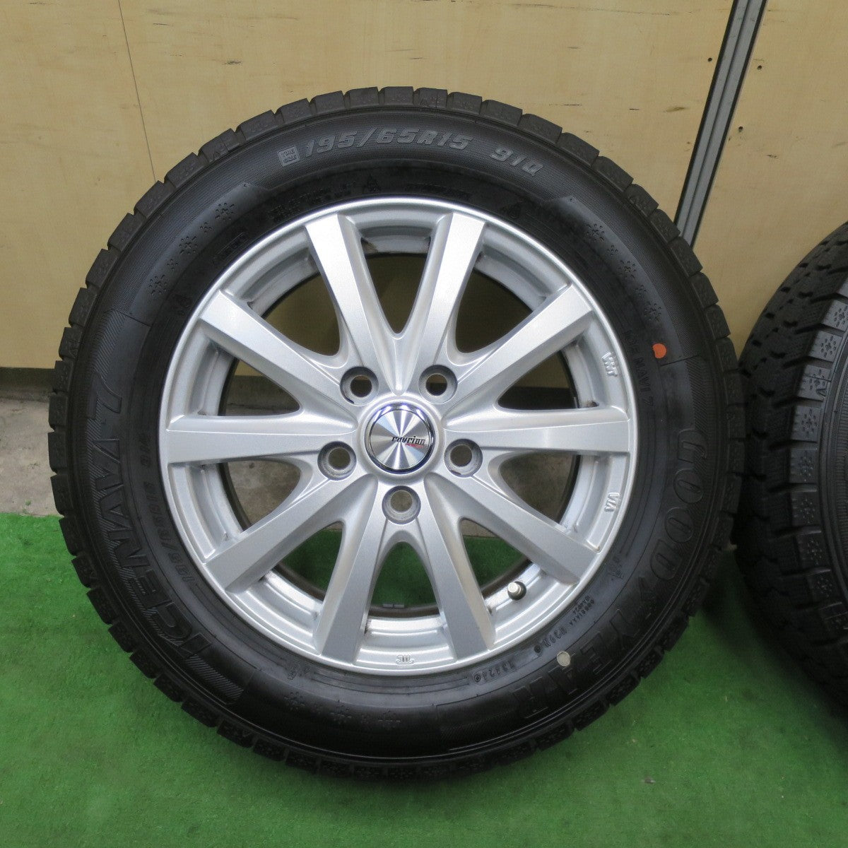 バリ溝！24年！キレイ！9.5分以上★スタッドレス 195/65R15 グッドイヤー アイスナビ7 ravrion RS01 ラブリオン 15インチ PCD114.3/5H★5112101TTス