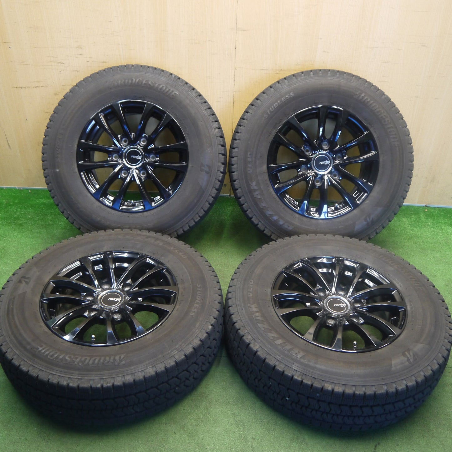 バリ溝！23年！キレイ！9.5分★スタッドレス 195/80R15 107/105N ブリヂストン ブリザック VL10 ravrion RV ラブリオン 15インチ PCD139.7/6H★6052905Hス