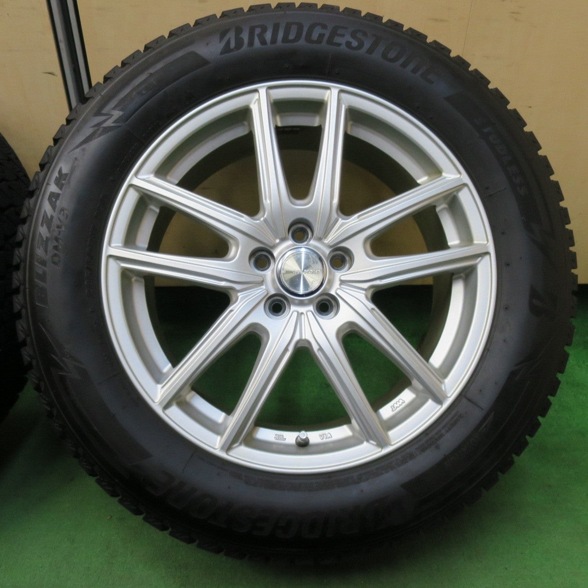 バリ溝！20年！キレイ！9分★XV等 225/60R17 スタッドレス ブリヂストン ブリザック DM-V3 ECO FORME エコフォルム 17インチ PCD100/5H★4112605イス