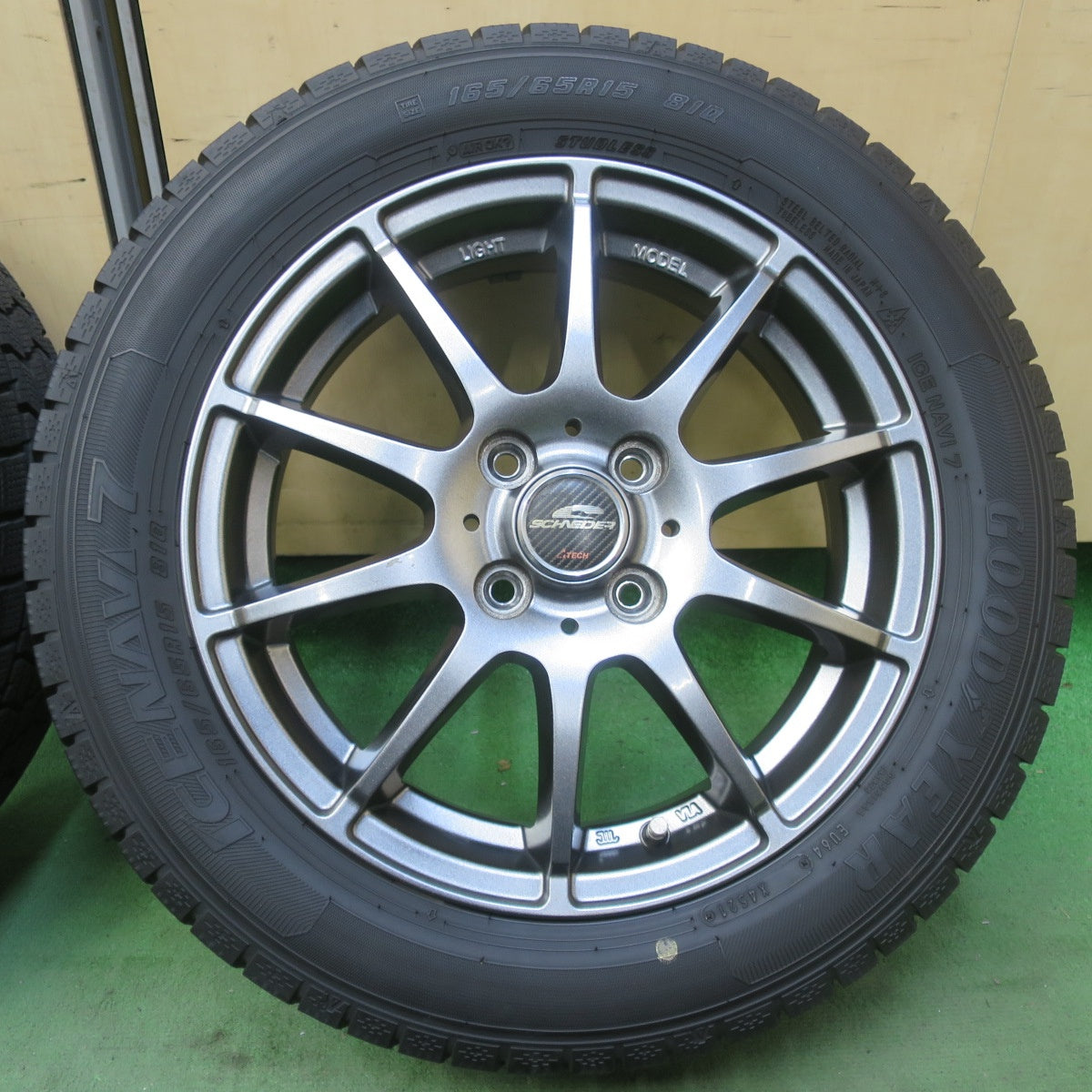 バリ溝！24年！キレイ！9.5分◎スタッドレス 165/65R15 グッドイヤー アイスナビ7 SCHNEIDER MiD シュナイダー 15インチ タフト ソリオ 等 PCD100/4H◎6083105イス