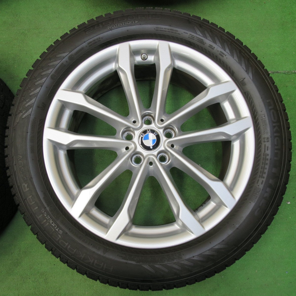 [送料無料] センサー付！バリ溝！22年！キレイ！9.5分以上★BMW X3 X4 純正 245/50R19 スタッドレス ノキアン タイヤ ハッカペリッタ R5 SUV 19インチ PCD112/5H★4112502イス