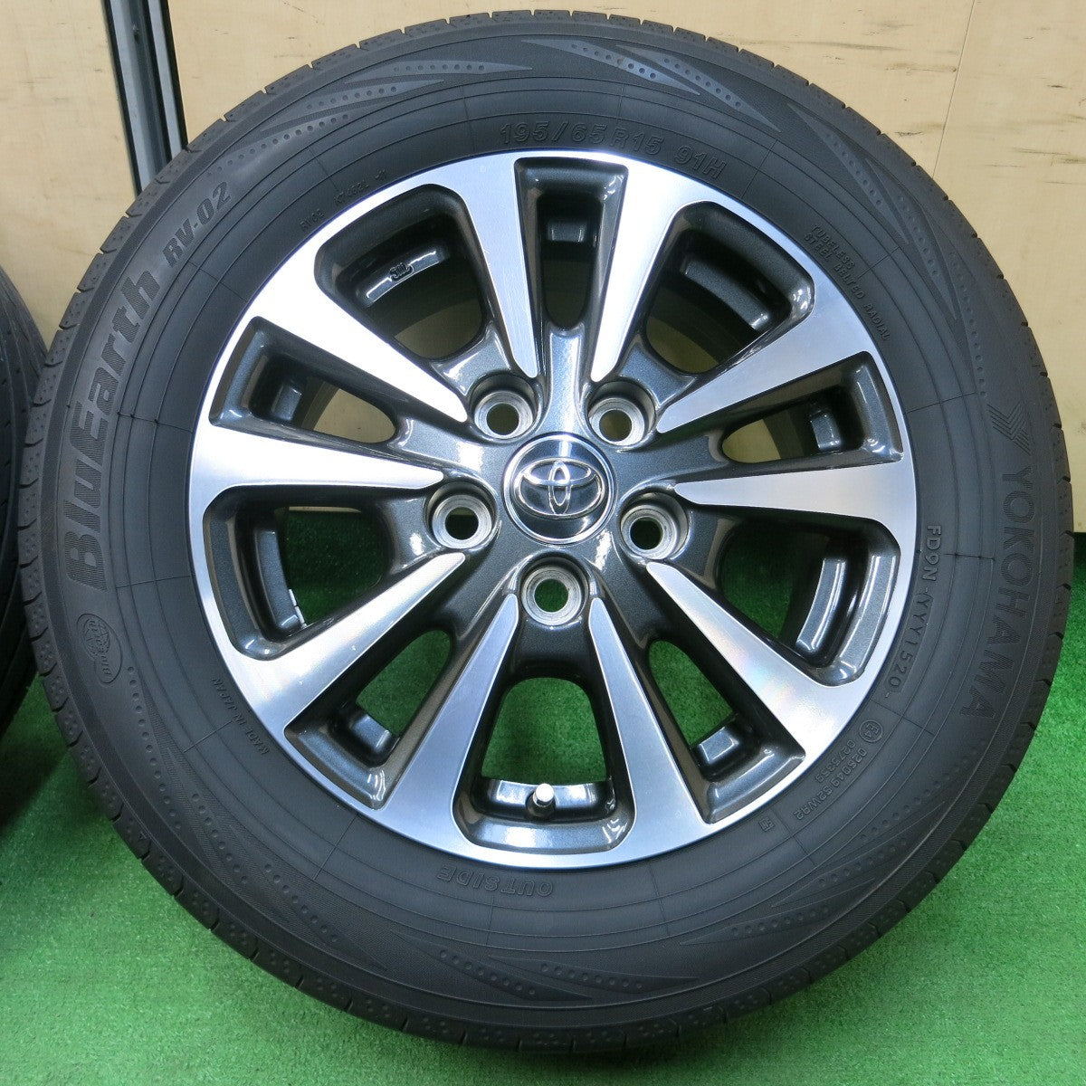 *送料無料* キレイ！20年★トヨタ エスクァイア 純正 195/65R15 ヨコハマ ブルーアース RV-02 15インチ PCD114.3/5H★4032603イノ