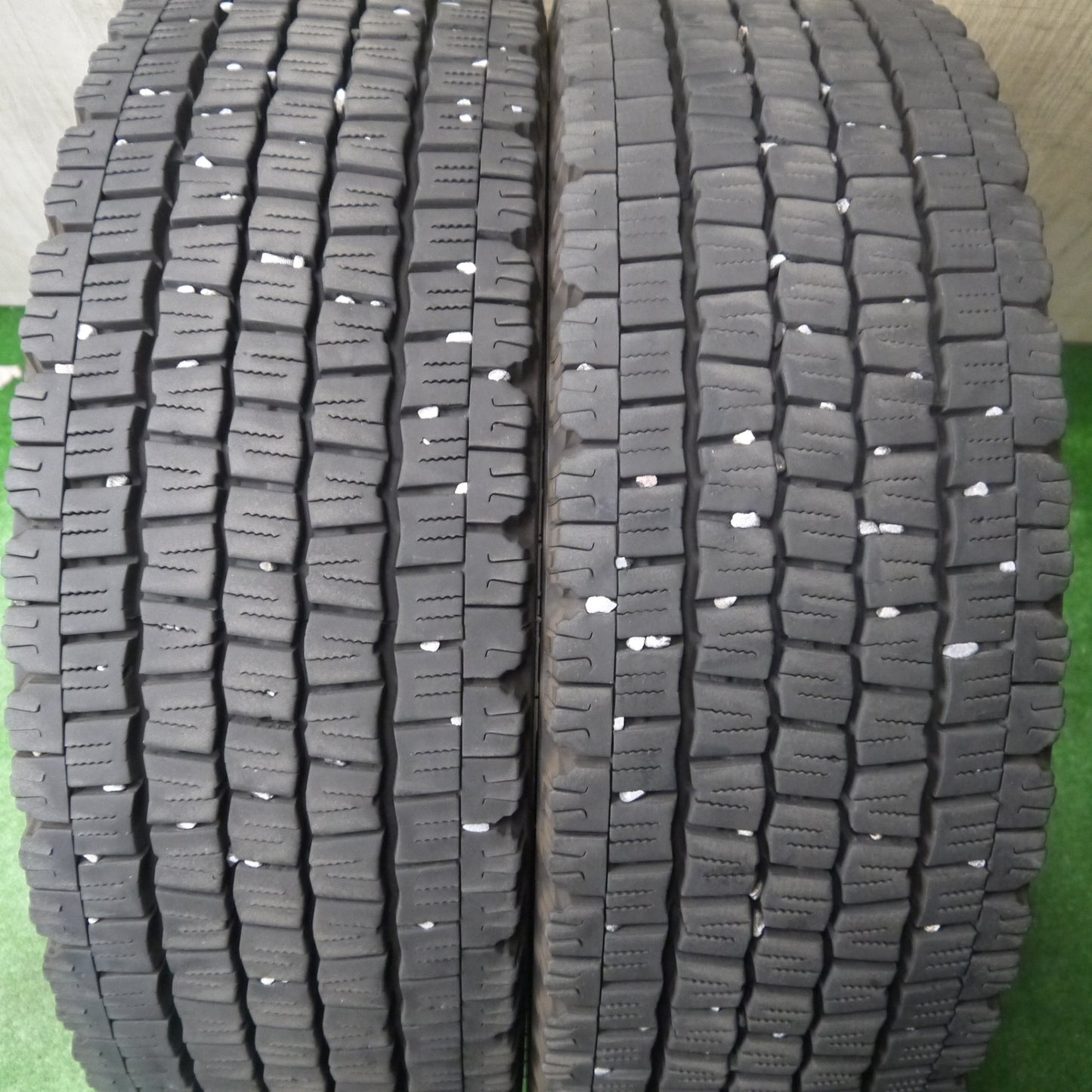 バリ溝！25年！8.5分！2本★トラック タイヤ 245/70R19.5 136/134J スタッドレス ダンロップ デクテス SP081 DECTES 19.5インチ★6052903KKスタ