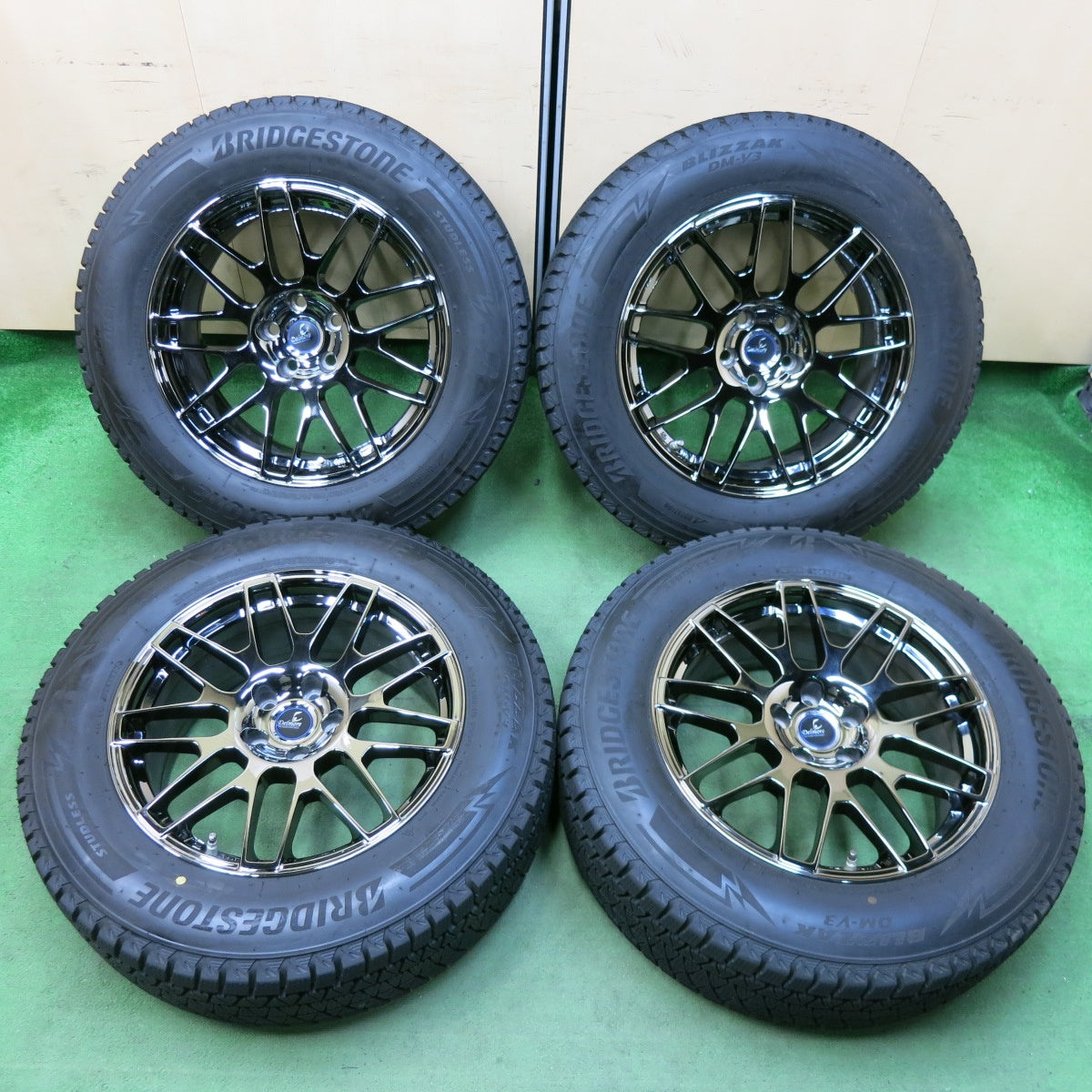 [送料無料] バリ溝！22年！9.5分以上★スタッドレス 235/65R18 ブリヂストン ブリザック DM-V3 Delmore デルモア 18インチ PCD114.3/5H★4122709SYス