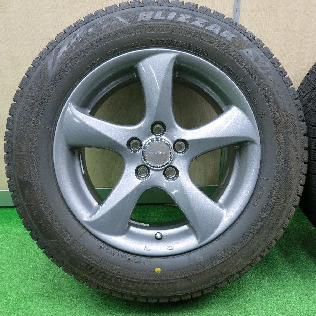 [送料無料] バリ溝！22年！キレイ！ほぼ10分★プリウス等 195/65R15 スタッドレス ブリヂストン ブリザック VRX3 TOPRUN トップラン 15インチ PCD100/5H★4102501NJス